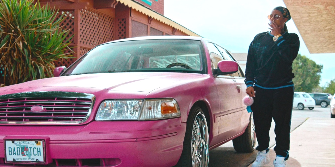 Блогеры дороги 2021. Приколисты в дороге (2021). Мужчина у розовой машины.