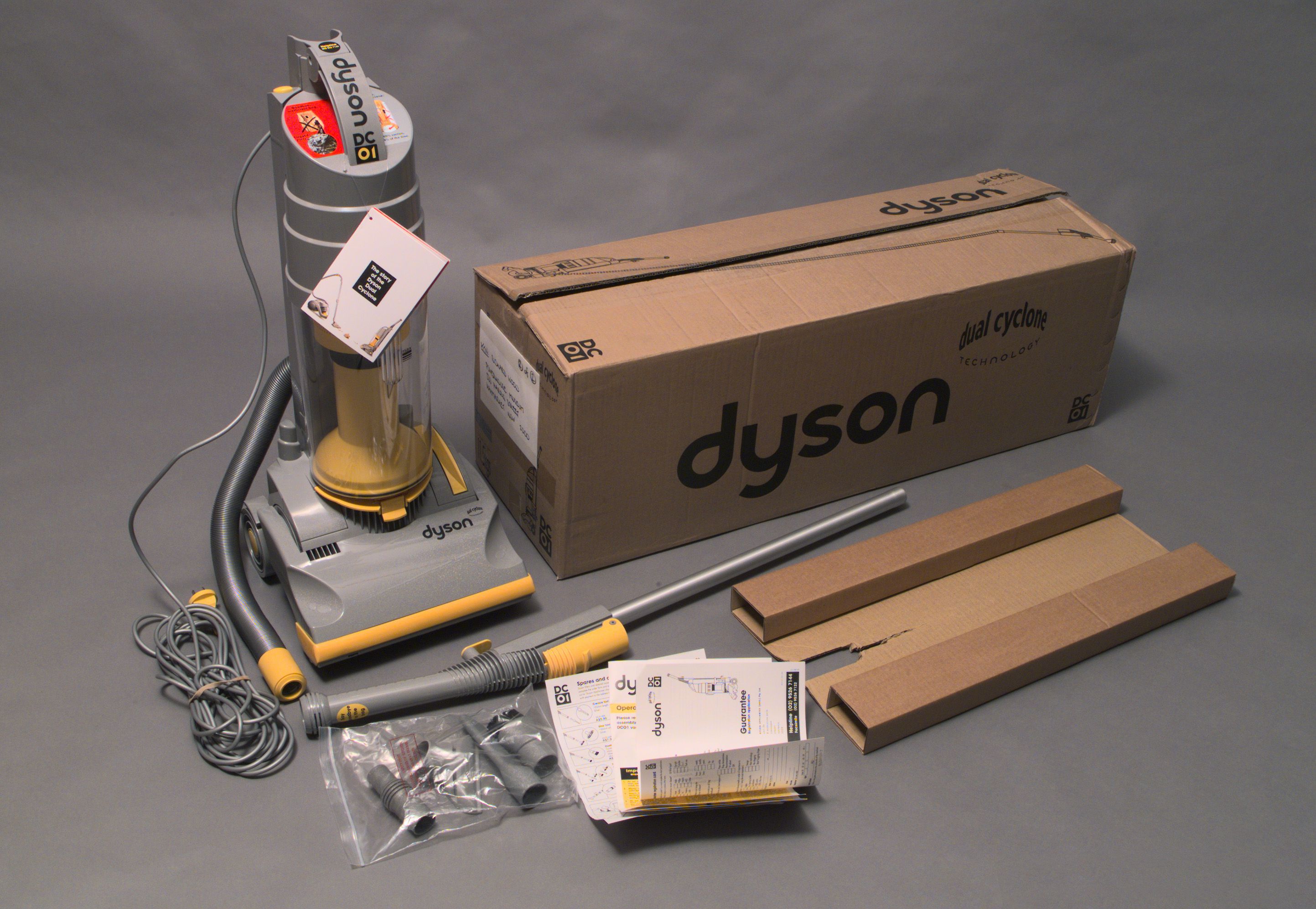 Компания дайсон. Дайсон Dual Cyclone. Dyson Dual Cyclone. Dyson package. Dyson сусальное золото.
