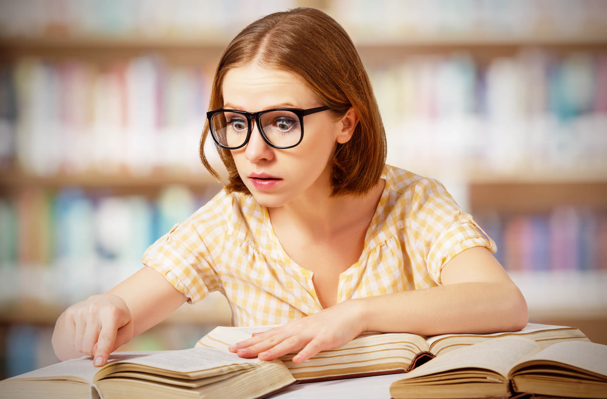 Книга удивлений. Книга для девочек. Девушка заучка. Девушка в очках с книжкой. Удивленная девочка с книгой.