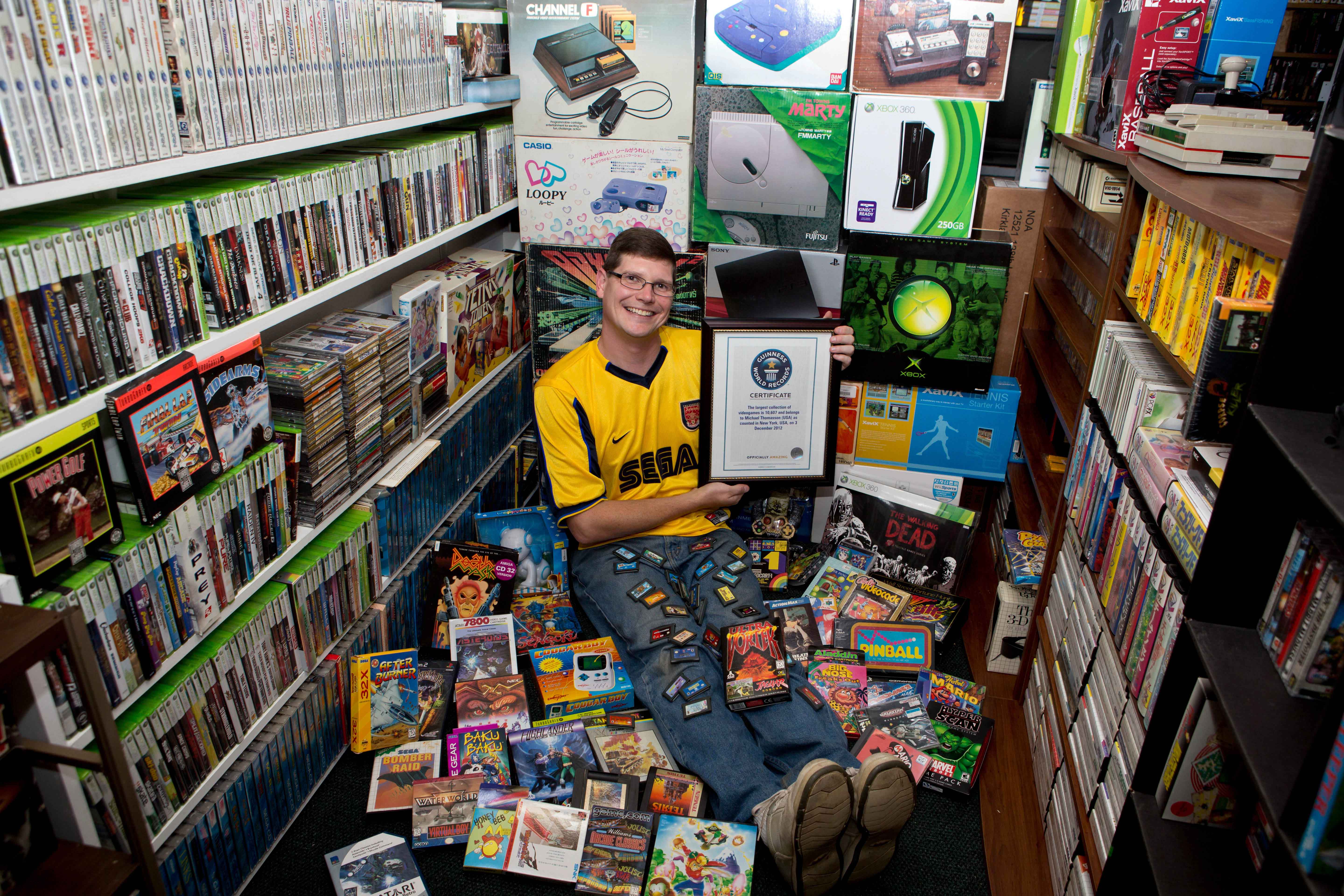 Game магазин игр. Самая большая коллекция игр. Коллекционер игровых приставок. Коллекционирование компьютерных игр. Самая большая коллекция видеоигр в мире.